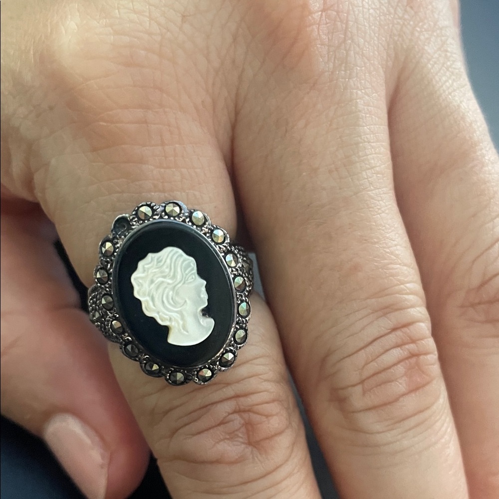 Elegant Black and White Cameo Ring